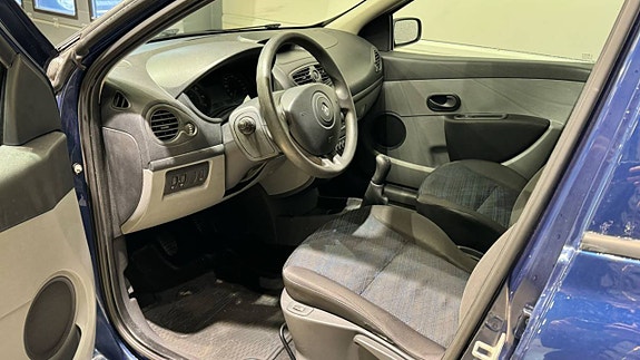 Renault Clio 15 of 16