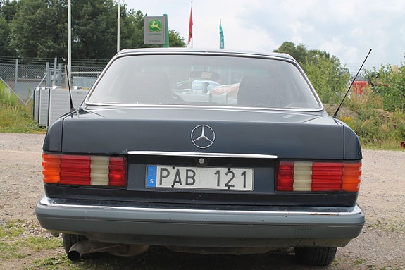 Mercedes-Benz 300 SE 3 of 9
