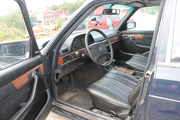 Mercedes-Benz 300 SE 7 of 9