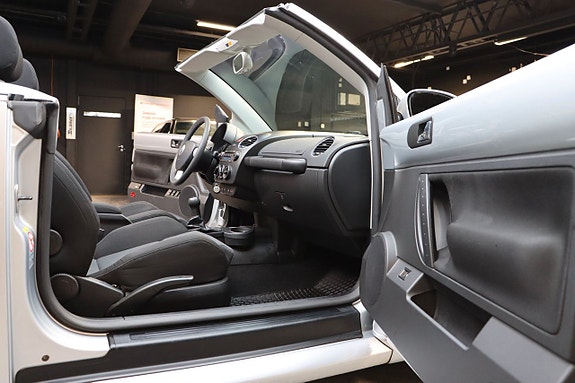 Volkswagen New Beetle 15 of 18