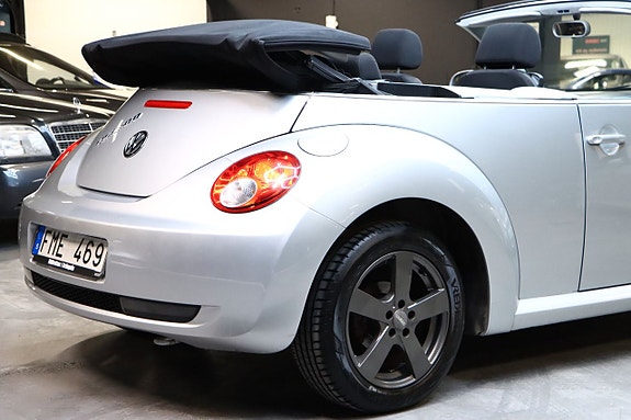Volkswagen New Beetle 9 of 18
