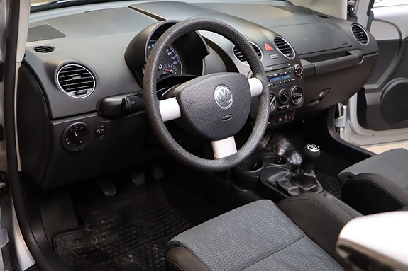 Volkswagen New Beetle 14 of 18