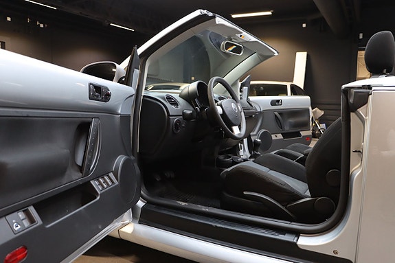 Volkswagen New Beetle 13 of 18