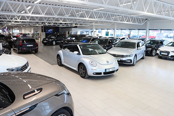 Volkswagen New Beetle 2 of 18