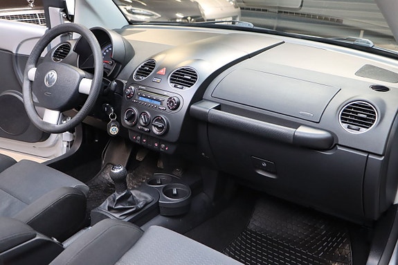 Volkswagen New Beetle 16 of 18