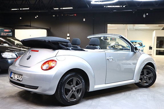 Volkswagen New Beetle 8 of 18