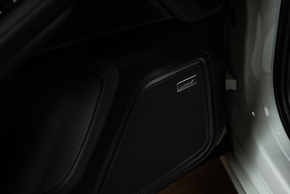 Porsche Macan Turbo 24 of 30