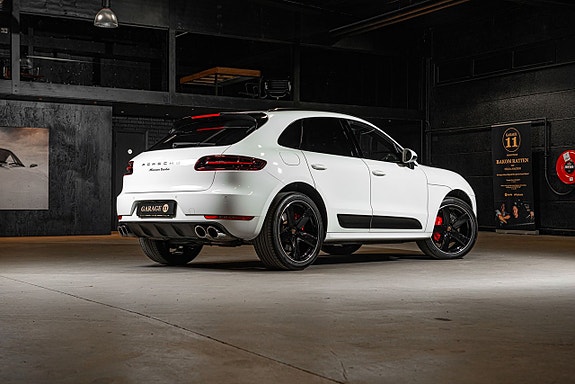 Porsche Macan Turbo 5 of 5