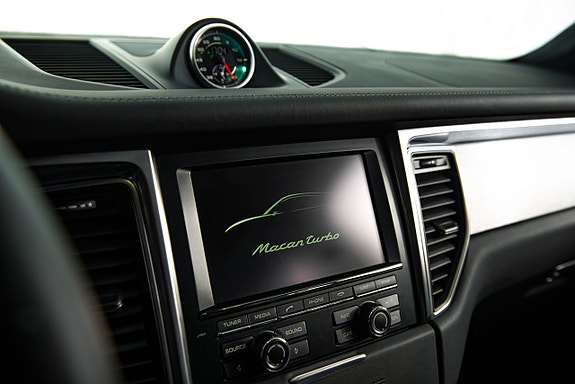 Porsche Macan Turbo 21 of 30