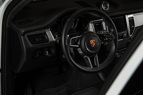 Porsche Macan Turbo 11 of 30