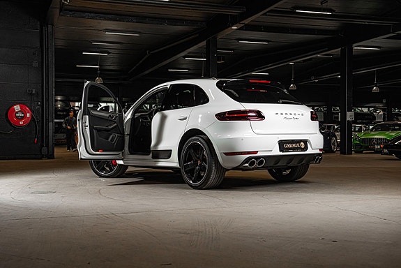 Porsche Macan Turbo 8 of 30