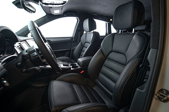 Porsche Macan Turbo 14 of 30