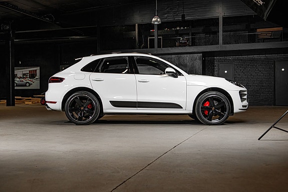 Porsche Macan Turbo 6 of 30