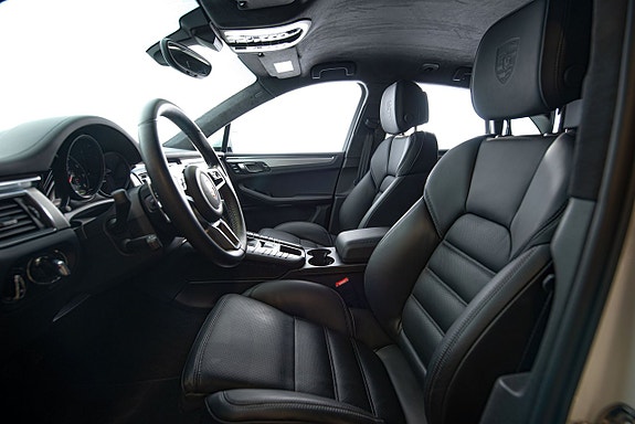 Porsche Macan Turbo 13 of 30