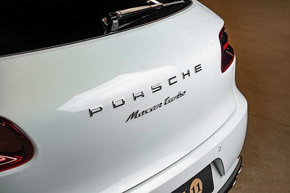 Porsche Macan Turbo 26 of 30