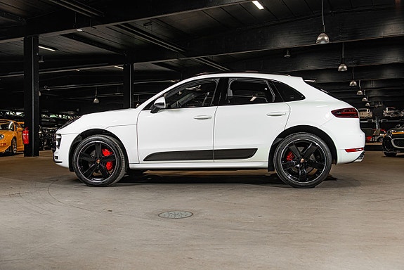 Porsche Macan Turbo 3 of 5