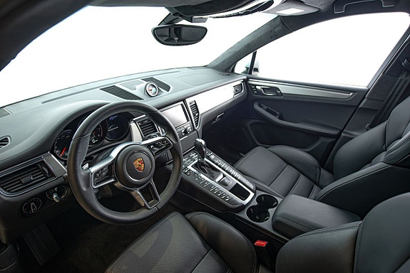 Porsche Macan Turbo 12 of 30