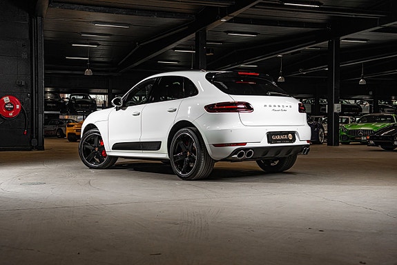 Porsche Macan Turbo 4 of 5