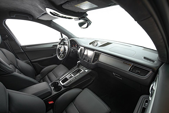 Porsche Macan Turbo 15 of 30