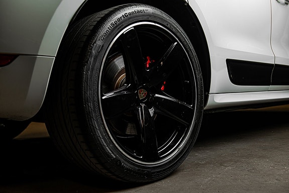 Porsche Macan Turbo 30 of 30