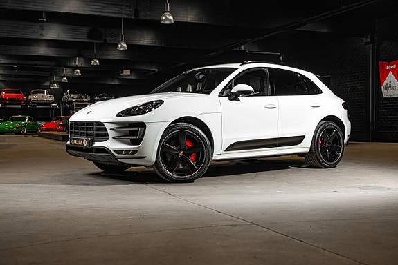 Porsche Macan Turbo 2 of 5