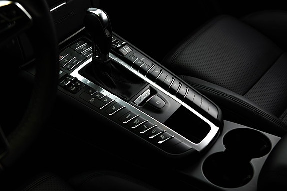 Porsche Macan Turbo 23 of 30