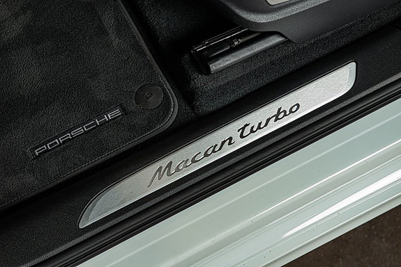 Porsche Macan Turbo 25 of 30