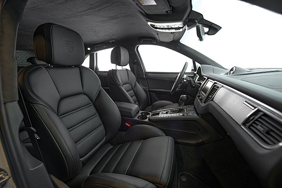 Porsche Macan Turbo 17 of 30