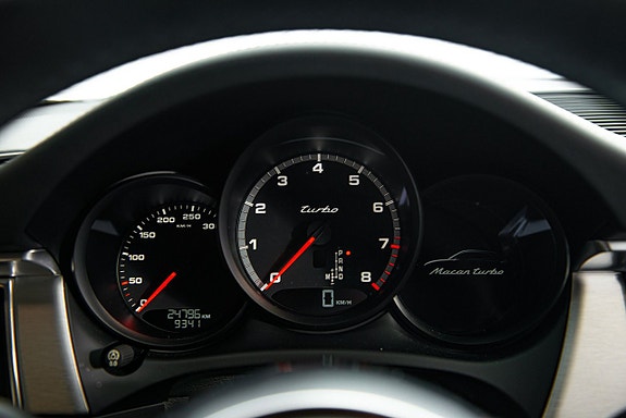 Porsche Macan Turbo 19 of 30