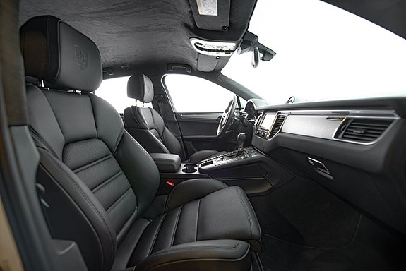 Porsche Macan Turbo 16 of 30