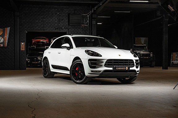 Porsche Macan Turbo 7 of 30