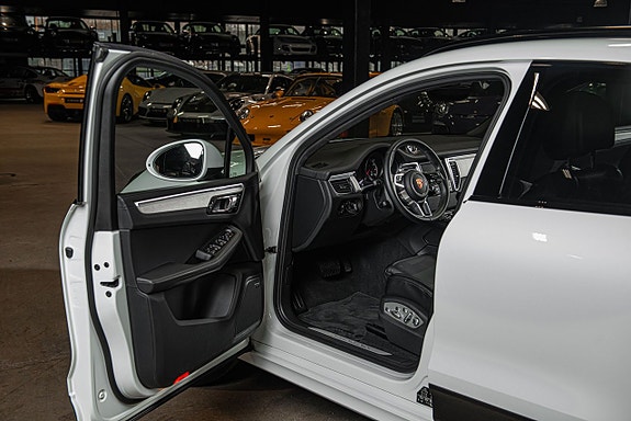 Porsche Macan Turbo 9 of 30