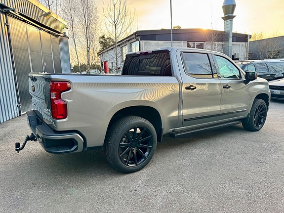 Chevrolet Silverado 1500 2 of 10