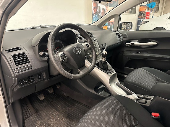 Toyota Auris 11 of 16