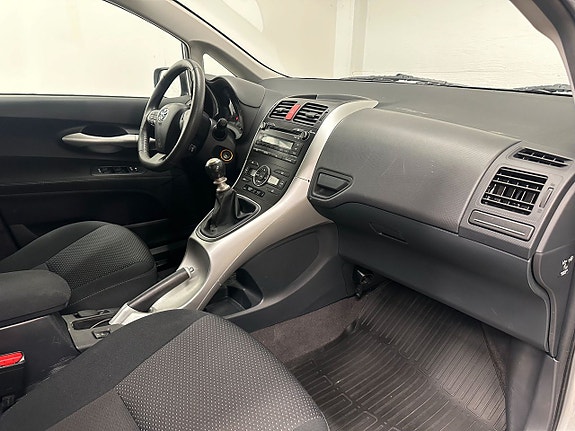 Toyota Auris 9 of 16