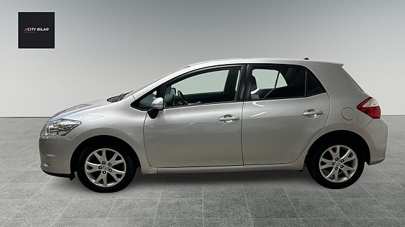 Toyota Auris 8 of 16
