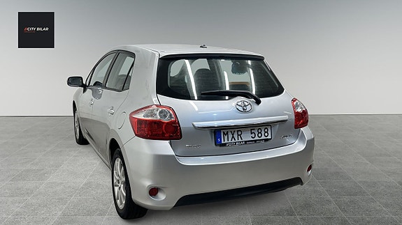 Toyota Auris 7 of 16