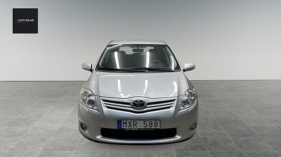 Toyota Auris 2 of 16