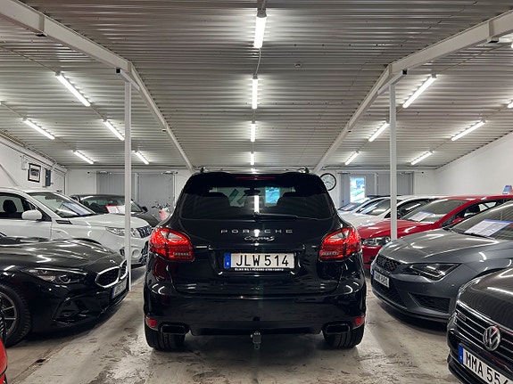 Porsche Cayenne 4 of 5