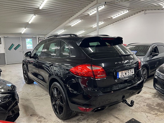 Porsche Cayenne 3 of 5