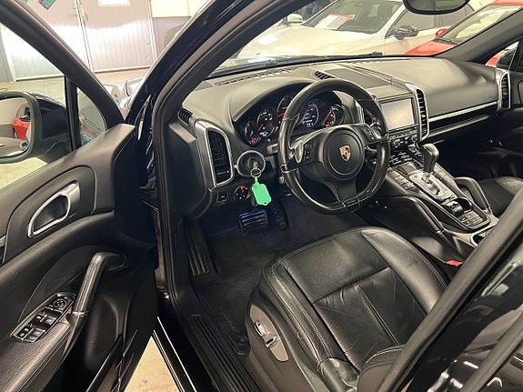 Porsche Cayenne 7 of 17