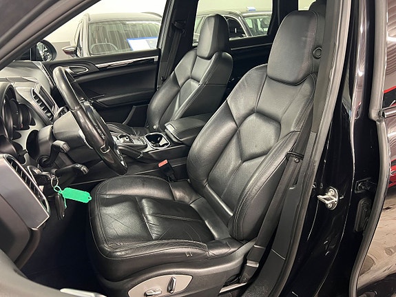 Porsche Cayenne 9 of 17
