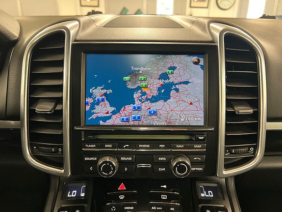 Porsche Cayenne 14 of 17