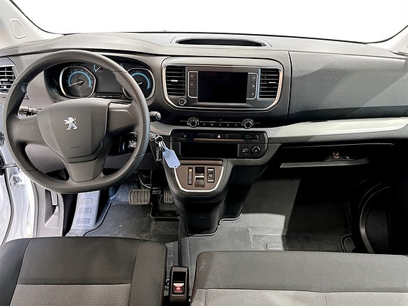 Peugeot e-Traveller 8 of 16