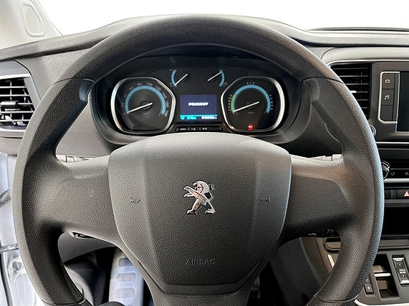 Peugeot e-Traveller 9 of 16