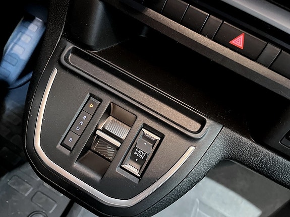 Peugeot e-Traveller 12 of 16