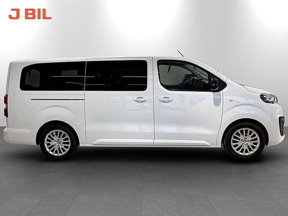 Peugeot e-Traveller 4 of 16