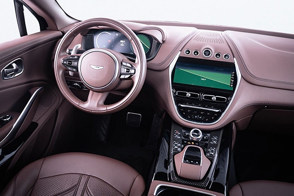 Aston Martin DBX 12 of 19