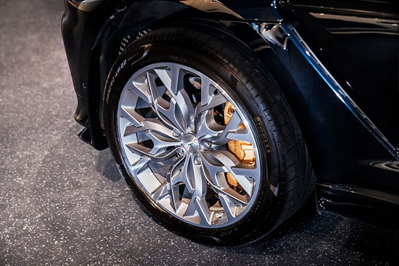 Aston Martin DBX 6 of 19