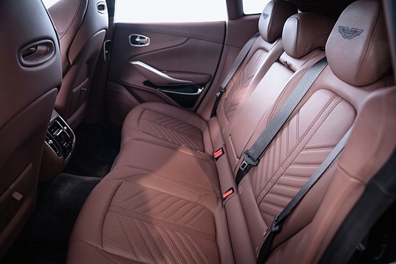 Aston Martin DBX 8 of 19